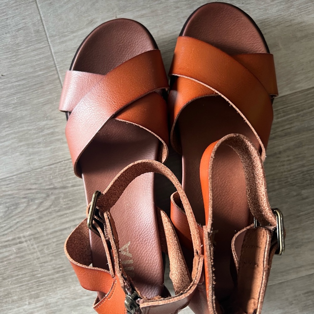 BRAND NEW MIA Lauri Wedge Sandal 8.5 NWT NIB cognac brown